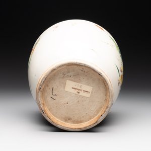 A Chinese famille rose 'warrior on horseback' vase and a wooden cover, Yongzheng/Qianlong — foto 6