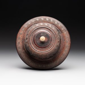 A Chinese famille rose 'warrior on horseback' vase and a wooden cover, Yongzheng/Qianlong — foto 8