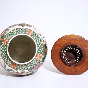 A Chinese famille rose warriors jar with wooden cover, 19th C. — photo 5