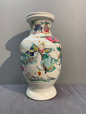 A Chinese famille rose 'warriors on horseback' vase, 18/19th C. — photo 1
