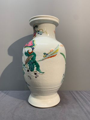 A Chinese famille rose 'warriors on horseback' vase, 18/19th C. — photo 2
