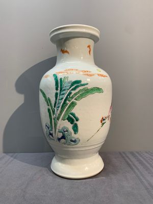 A Chinese famille rose 'warriors on horseback' vase, 18/19th C. — photo 3