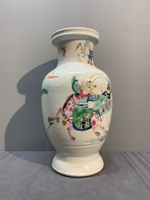 A Chinese famille rose 'warriors on horseback' vase, 18/19th C. — photo 4
