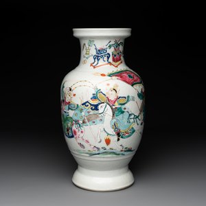 A Chinese famille rose 'warriors on horseback' vase, 18/19th C. — photo 1