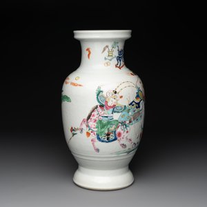A Chinese famille rose 'warriors on horseback' vase, 18/19th C. — photo 4