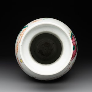 A Chinese famille rose 'warriors on horseback' vase, 18/19th C. — photo 5
