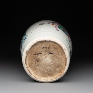 A Chinese famille rose 'warriors on horseback' vase, 18/19th C. — photo 6