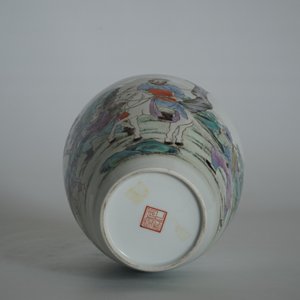 A Chinese famille rose warriors vase, Ju Ren Tang mark, Republic, 20th C. — photo 18