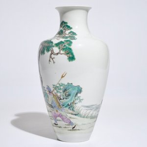 A Chinese famille rose warriors vase, Ju Ren Tang mark, Republic, 20th C. — photo 5