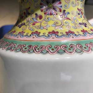A Chinese famille rose warriors vase, Qianlong mark, Republic, 20th C. — 照片 11