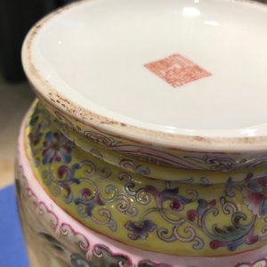 A Chinese famille rose warriors vase, Qianlong mark, Republic, 20th C. — 照片 16
