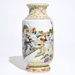 A Chinese famille rose warriors vase, Qianlong mark, Republic, 20th C. — 照片 2