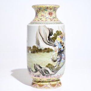 A Chinese famille rose warriors vase, Qianlong mark, Republic, 20th C. — 照片 3