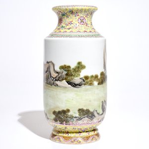 A Chinese famille rose warriors vase, Qianlong mark, Republic, 20th C. — 照片 4