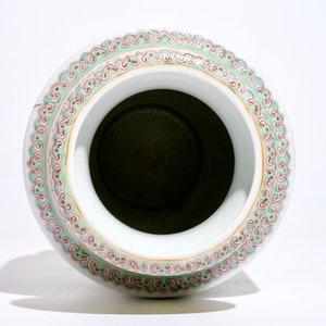 A Chinese famille rose warriors vase, Qianlong mark, Republic, 20th C. — 照片 7