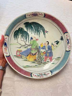 A Chinese famille rose 'Wine Drinking Sage and Attendant' dish, Yongzheng — foto 1