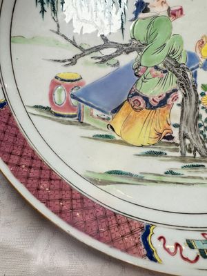 A Chinese famille rose 'Wine Drinking Sage and Attendant' dish, Yongzheng — foto 2