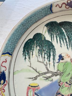 A Chinese famille rose 'Wine Drinking Sage and Attendant' dish, Yongzheng — foto 3