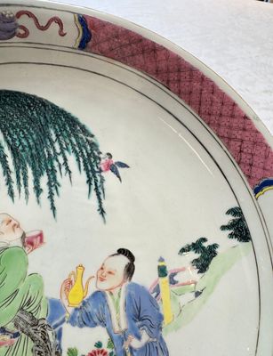 A Chinese famille rose 'Wine Drinking Sage and Attendant' dish, Yongzheng — foto 4