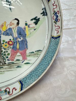 A Chinese famille rose 'Wine Drinking Sage and Attendant' dish, Yongzheng — foto 5