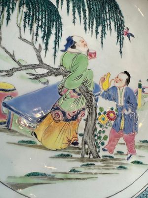A Chinese famille rose 'Wine Drinking Sage and Attendant' dish, Yongzheng — foto 6