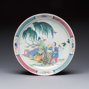 A Chinese famille rose 'Wine Drinking Sage and Attendant' dish, Yongzheng — foto 1