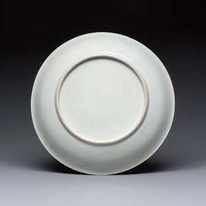 A Chinese famille rose 'Wine Drinking Sage and Attendant' dish, Yongzheng — foto 2