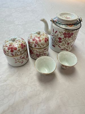 A Chinese famille rose wine pot and a pair of covered wine warming bowls with cups, Qianlong and Wang Fulong Zhi 汪福隆制 marks, 19/20th C. — photo 1