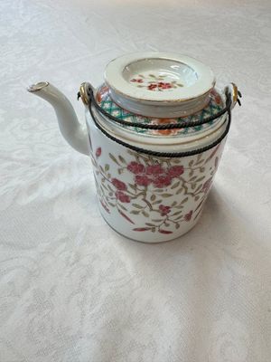 A Chinese famille rose wine pot and a pair of covered wine warming bowls with cups, Qianlong and Wang Fulong Zhi 汪福隆制 marks, 19/20th C. — photo 2