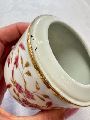 A Chinese famille rose wine pot and a pair of covered wine warming bowls with cups, Qianlong and Wang Fulong Zhi 汪福隆制 marks, 19/20th C. — photo 36