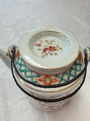 A Chinese famille rose wine pot and a pair of covered wine warming bowls with cups, Qianlong and Wang Fulong Zhi 汪福隆制 marks, 19/20th C. — photo 9