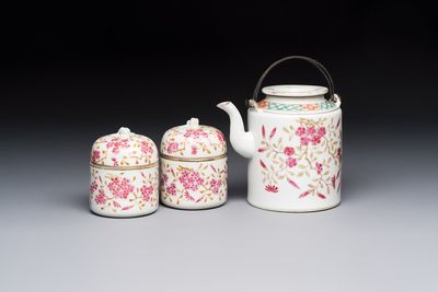 A Chinese famille rose wine pot and a pair of covered wine warming bowls with cups, Qianlong and Wang Fulong Zhi 汪福隆制 marks, 19/20th C.