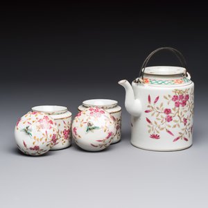 A Chinese famille rose wine pot and a pair of covered wine warming bowls with cups, Qianlong and Wang Fulong Zhi 汪福隆制 marks, 19/20th C. — photo 2