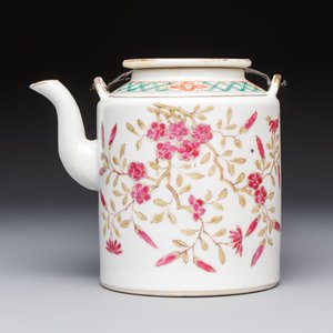 A Chinese famille rose wine pot and a pair of covered wine warming bowls with cups, Qianlong and Wang Fulong Zhi 汪福隆制 marks, 19/20th C. — photo 3