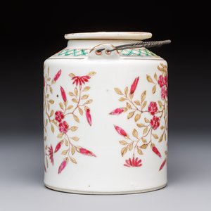 A Chinese famille rose wine pot and a pair of covered wine warming bowls with cups, Qianlong and Wang Fulong Zhi 汪福隆制 marks, 19/20th C. — photo 4