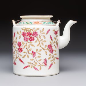 A Chinese famille rose wine pot and a pair of covered wine warming bowls with cups, Qianlong and Wang Fulong Zhi 汪福隆制 marks, 19/20th C. — photo 5