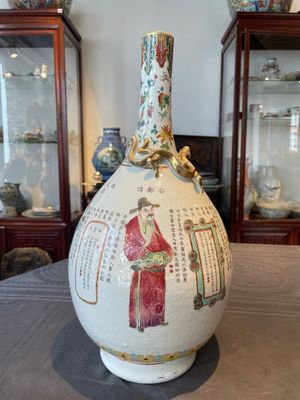A Chinese famille rose 'Wu Shuang Pu' bottle vase, 19th C. — photo 2