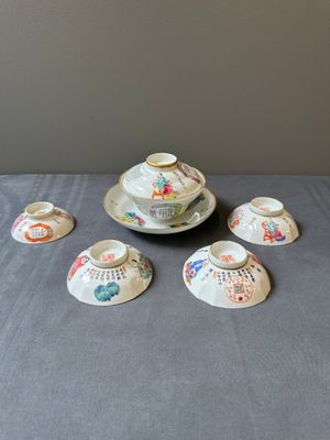 A Chinese famille rose 'Wu Shuang Pu' bowl with cover, a saucer and four covers, Daoguang/Xianfeng — 照片 1