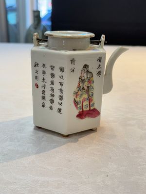 A Chinese famille rose 'Wu Shuang Pu' covered teapot and a qianjiang cai covered tea caddy, signed Lei Guangheng 雷光亨, 19th C. — photo 1