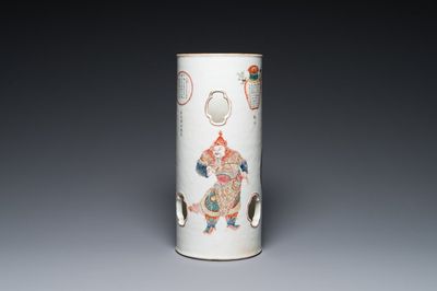A Chinese famille rose 'Wu Shuang Pu' hat stand, 19th C.