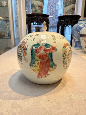 A Chinese famille rose 'Wu Shuang Pu' jar and cover, 19th C. — photo 1
