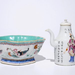 A Chinese famille rose wu shuang pu jug and a bowl with mandarin ducks, 19th C. — photo 1