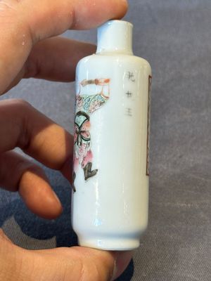 A Chinese famille rose 'Wu Shuang Pu' snuff bottle, 19th C. — foto 4