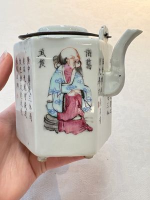 A Chinese famille rose 'Wu Shuang Pu' teapot and a famille rose covered wine pot, 19th C. — foto 10