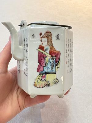 A Chinese famille rose 'Wu Shuang Pu' teapot and a famille rose covered wine pot, 19th C. — foto 12