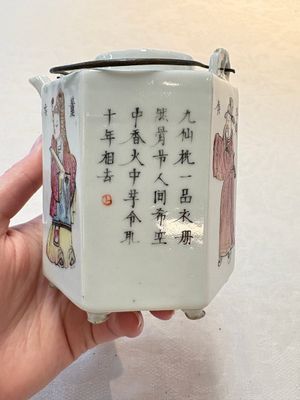 A Chinese famille rose 'Wu Shuang Pu' teapot and a famille rose covered wine pot, 19th C. — foto 13