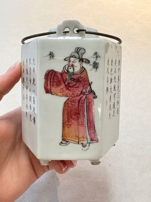 A Chinese famille rose 'Wu Shuang Pu' teapot and a famille rose covered wine pot, 19th C. — foto 14