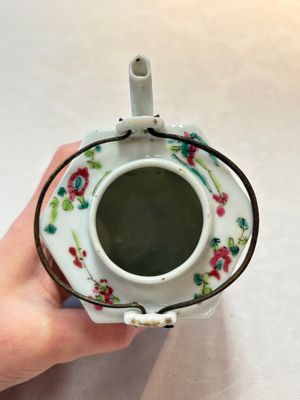 A Chinese famille rose 'Wu Shuang Pu' teapot and a famille rose covered wine pot, 19th C. — foto 15