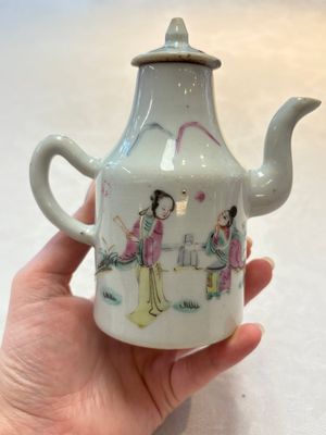A Chinese famille rose 'Wu Shuang Pu' teapot and a famille rose covered wine pot, 19th C. — foto 3