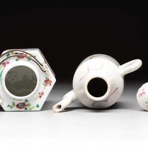 A Chinese famille rose 'Wu Shuang Pu' teapot and a famille rose covered wine pot, 19th C. — foto 5
